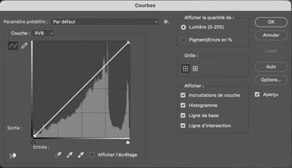 Fenêtre de réglage des courbes montrant comment augmenter le contraste d’une photo en ajustant la luminosité, avec l’histogramme visible pour équilibrer zones claires et zones sombres sans perdre de détails.