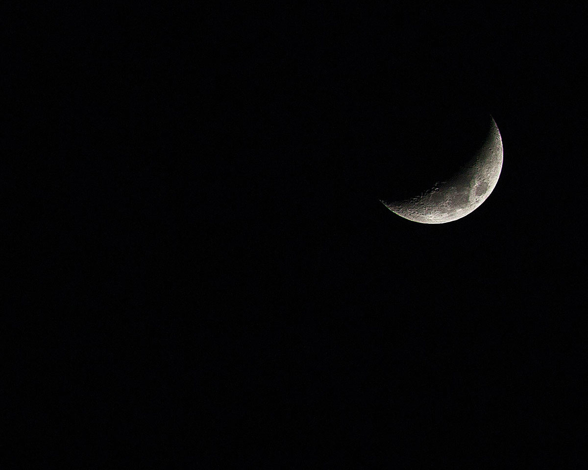 Photo de la lune gibbeuse décroissante sur fond noir