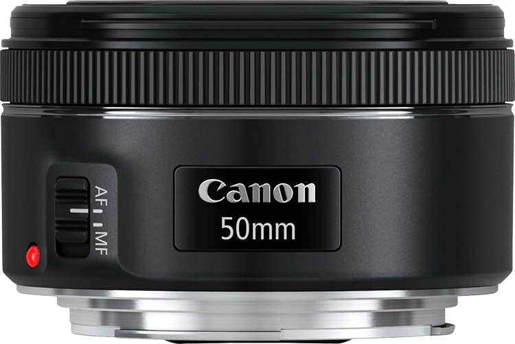 Objectif Canon 50mm f/1.8, parfait pour des portraits nets et artistiques avec un magnifique effet bokeh, offrant des performances exceptionnelles dans un format compact.